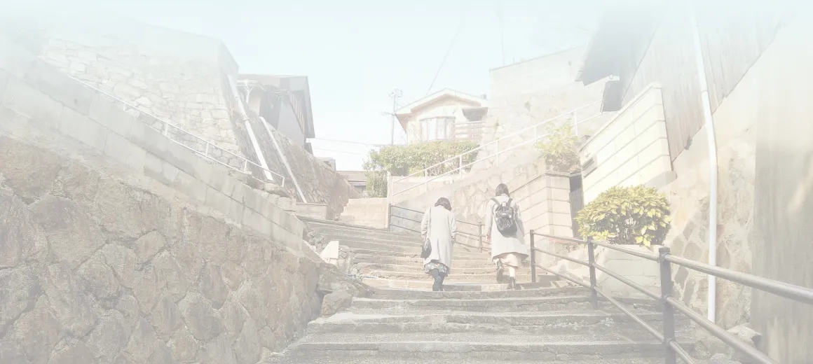 写真:二人の女性が階段を登っています。