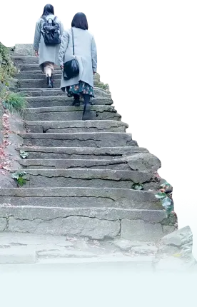 装飾:女性二人が階段を登っている写真