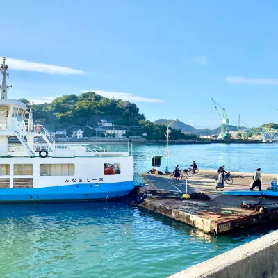 装飾:船着場にフェリーが停まっている写真