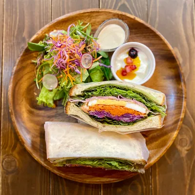 装飾:お皿にサンドウィッチとサラダとヨーグルトが乗っています。