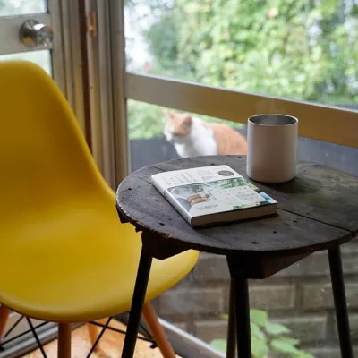 装飾:椅子とテーブルがあります。