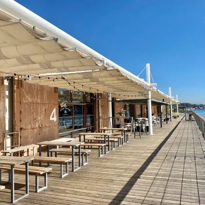 装飾:お店のテラス席が並んでいます。