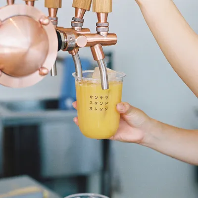 装飾:サーバーからオレンジジュースを注いでいます。