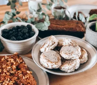 写真:お菓子と果物がたくさんあります。