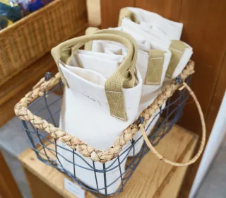 写真:工房オリジナルのトートバッグ