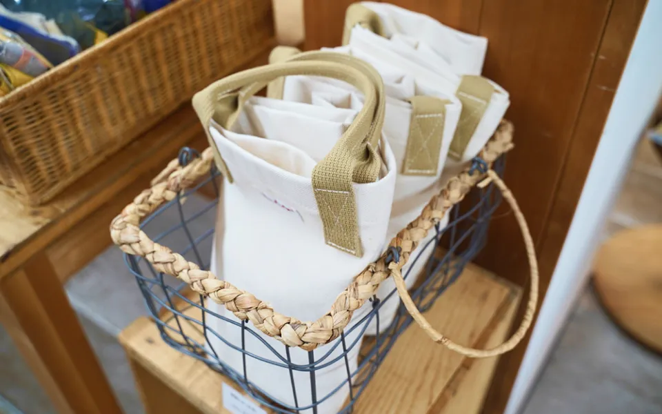 写真:工房オリジナルのトートバッグ